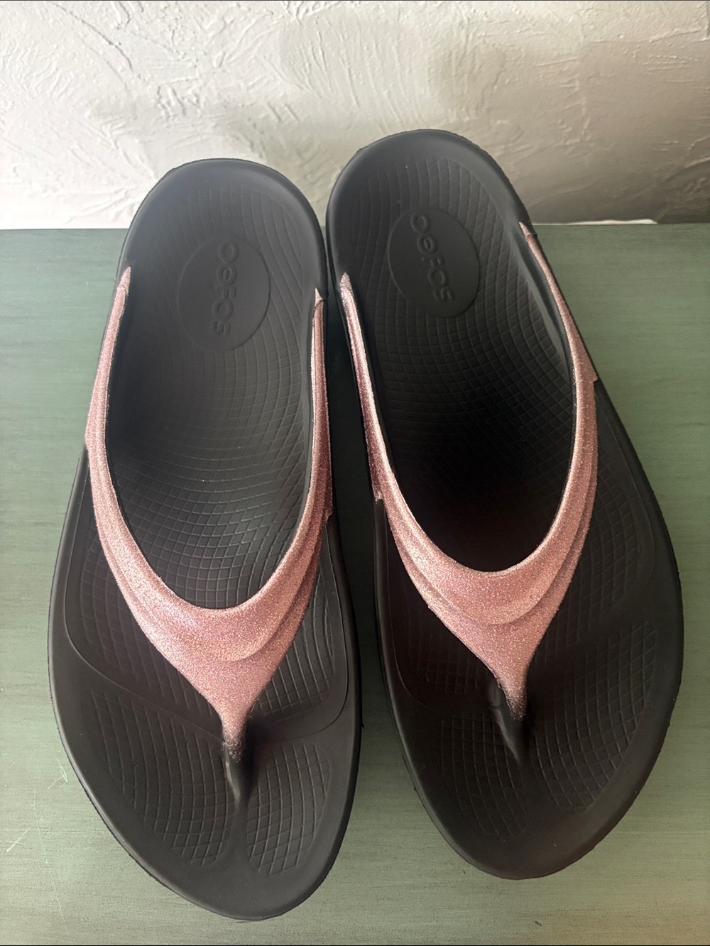 OOFOS Women's Black Footbed with Rose Gold Sparkle Strap Sandals